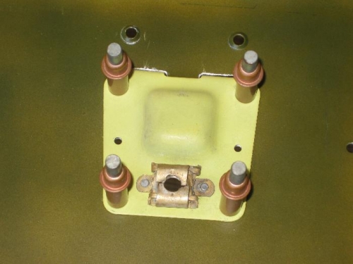 Floating receptacle in the closure plate.